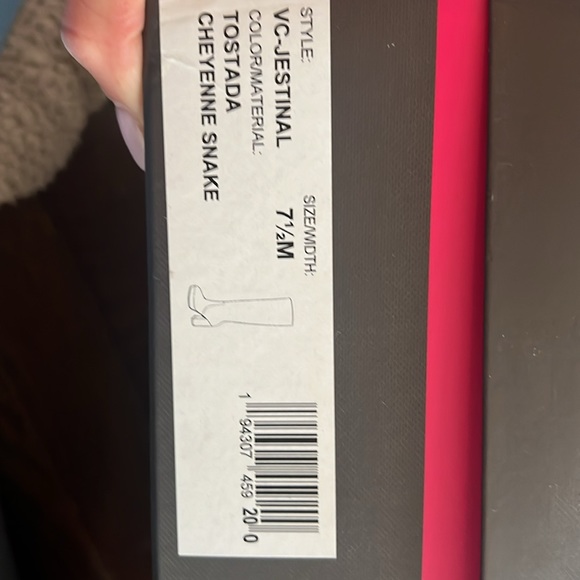 NVW snake skin Vince Camuto boots. - Picture 6 of 6